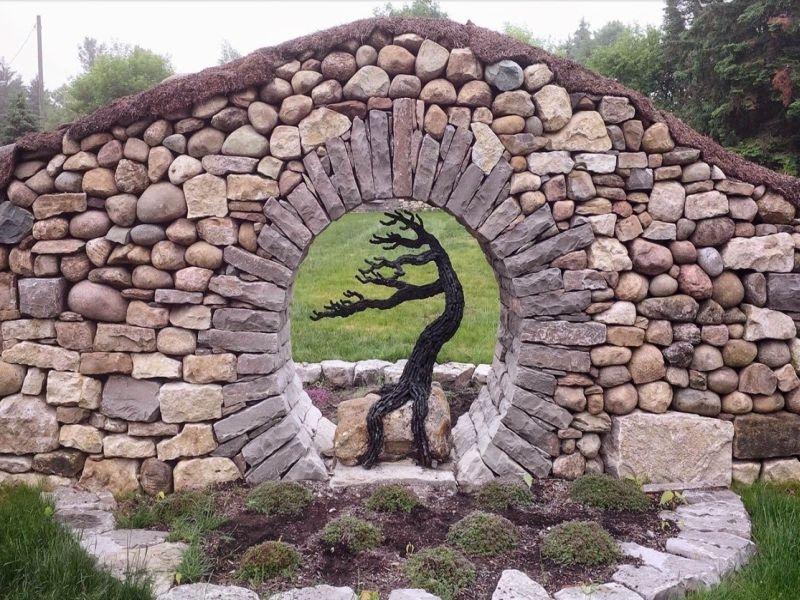 Забор из гранитного булыжника и блоков