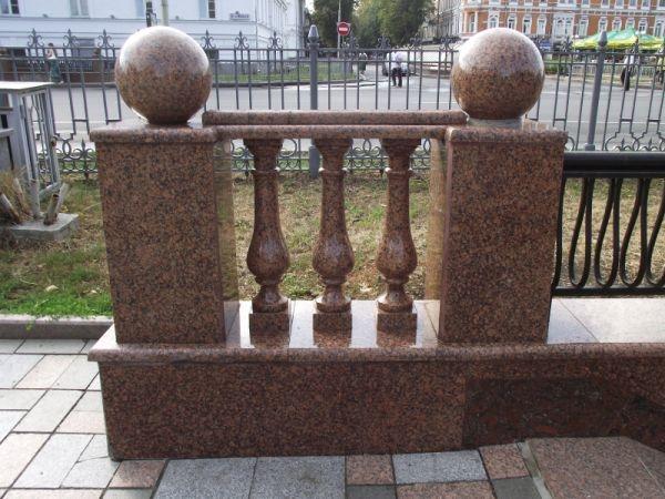 Балясины и перила из красного гранита