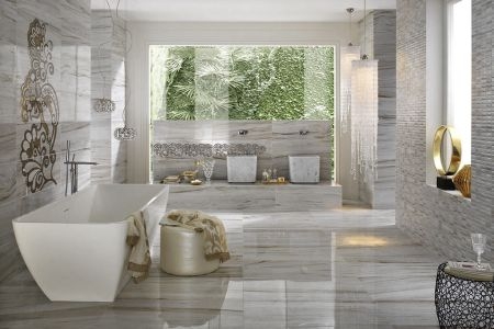 Отделка крупной плиткой и мозаикой из светло-серого мрамора