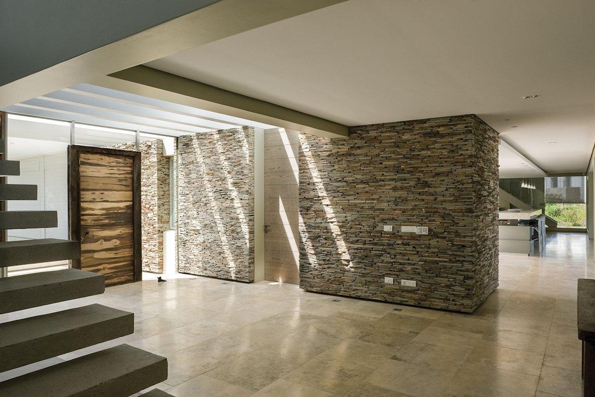 Отделка стен "каменной грядой" 