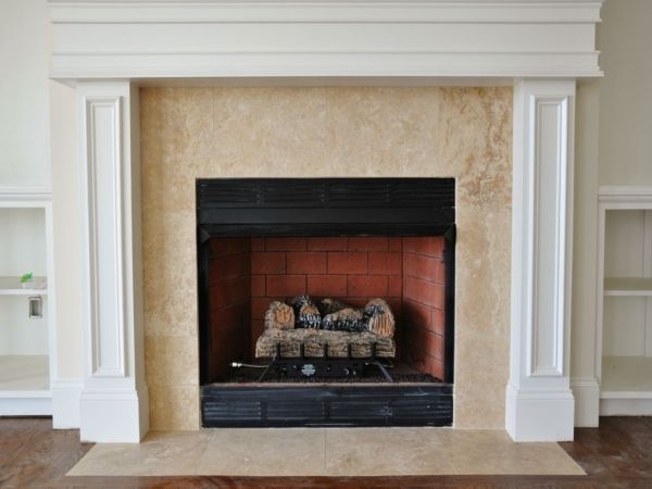 Камин из травертина и мрамора