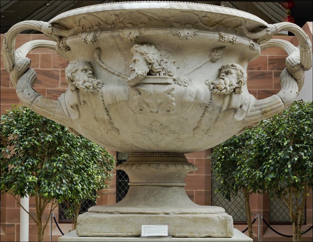 Мраморная ваза