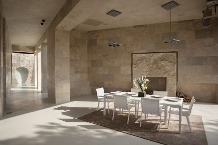 Отделка бежевым лощеным мрамором