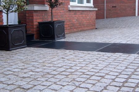 Брусчатка из серого гранита и дорожка из полированного базальта Брусчатка из серого гранита и дорожка из полированного базальта