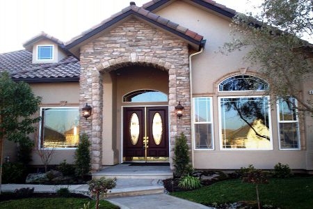 Арка из колотого известняка, венчающая входную группу дома Арка из колотого известняка, венчающая входную группу дома