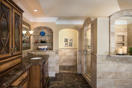 Травертиновые арки в проемах ванной комнаты Травертиновые арки в проемах ванной комнаты