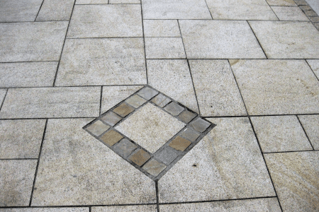 Мощение бежевым гранитом + элемент мозаики Мощение бежевым гранитом + элемент мозаики