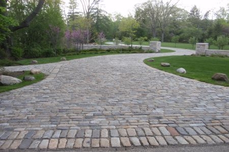 Старая дорожка из гранитной брусчатки Старая дорожка из гранитной брусчатки