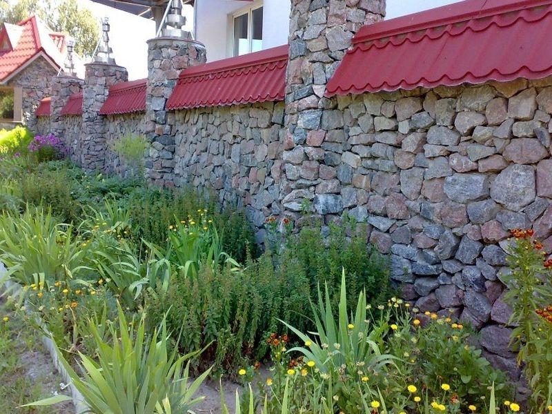 Бутовый камень в отделке забора Бутовый камень в отделке забора