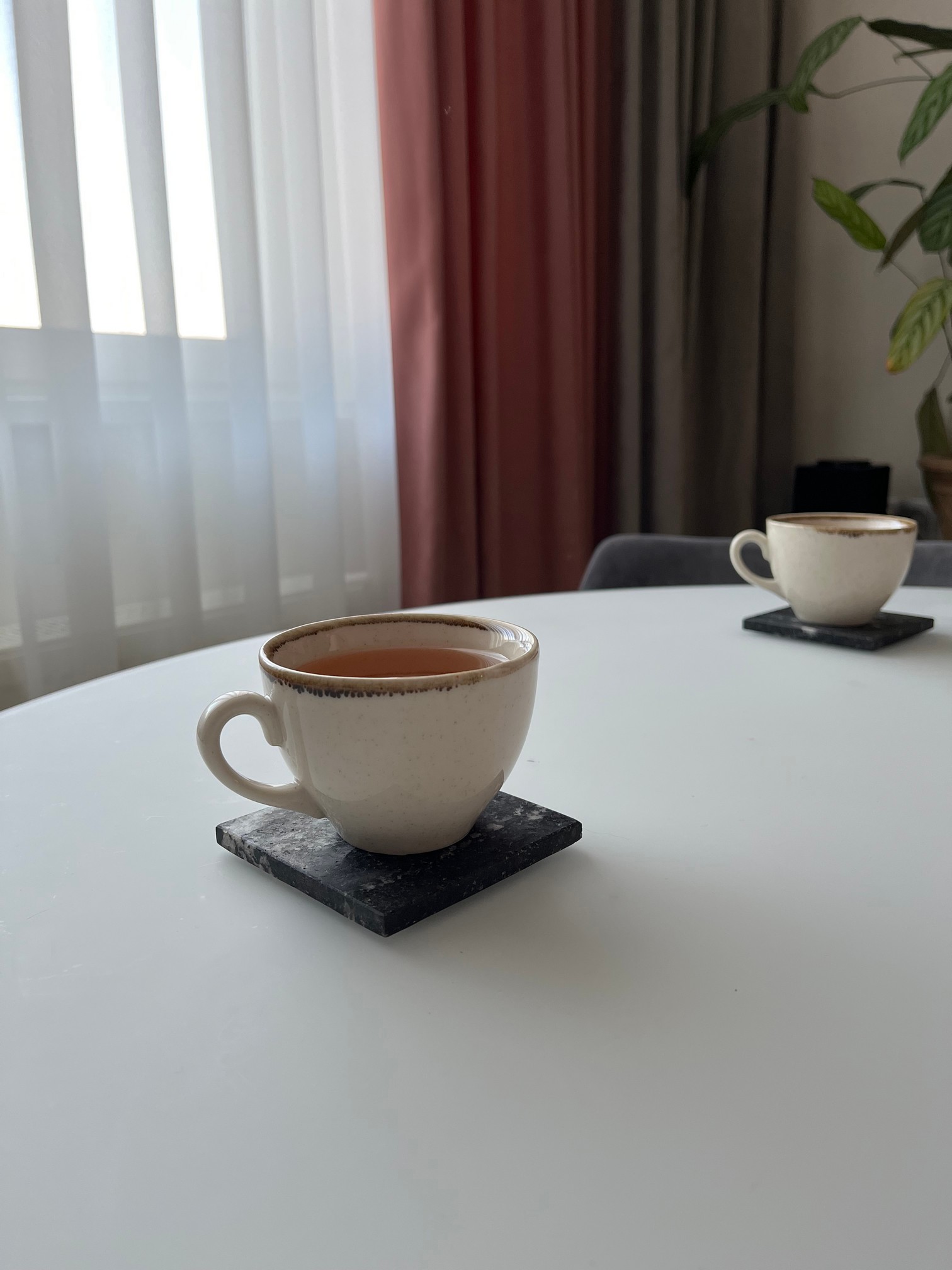 Изображение СПK Подставка квадратная (90х90х8 мм)/Гранит Гранатовый Амфиболит/Черный/Антик