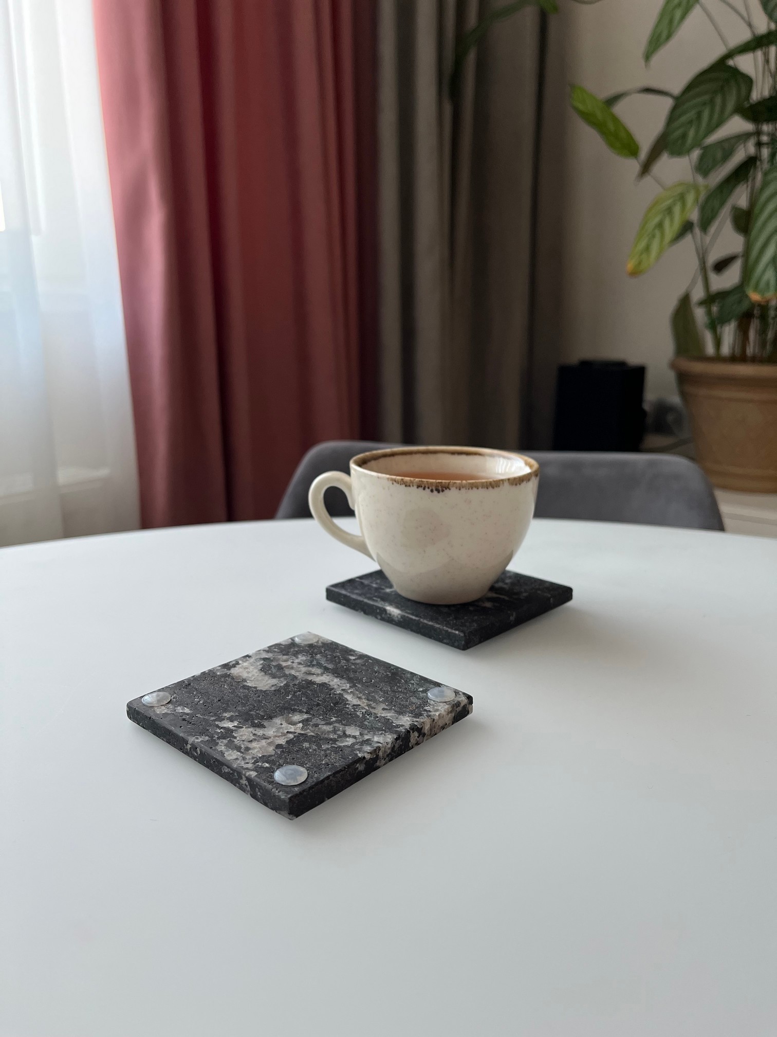 СПK Подставка квадратная (90х90х8 мм)/Гранит Гранатовый Амфиболит/Черный/Антик - изображение 2