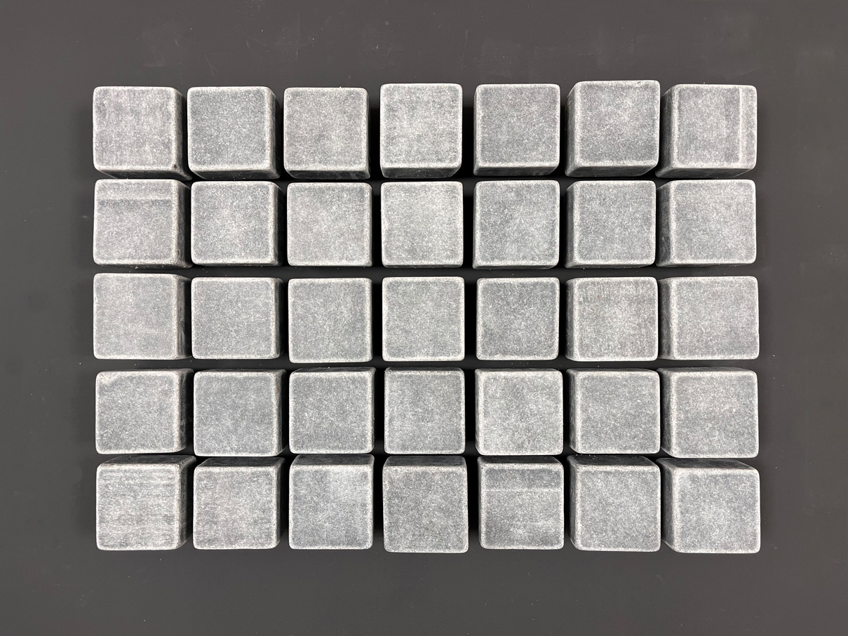 Изображение Брусчатка F2849 (80х80х50 мм)/Гранит Габбро/Черный/Пиленый + Галтованный