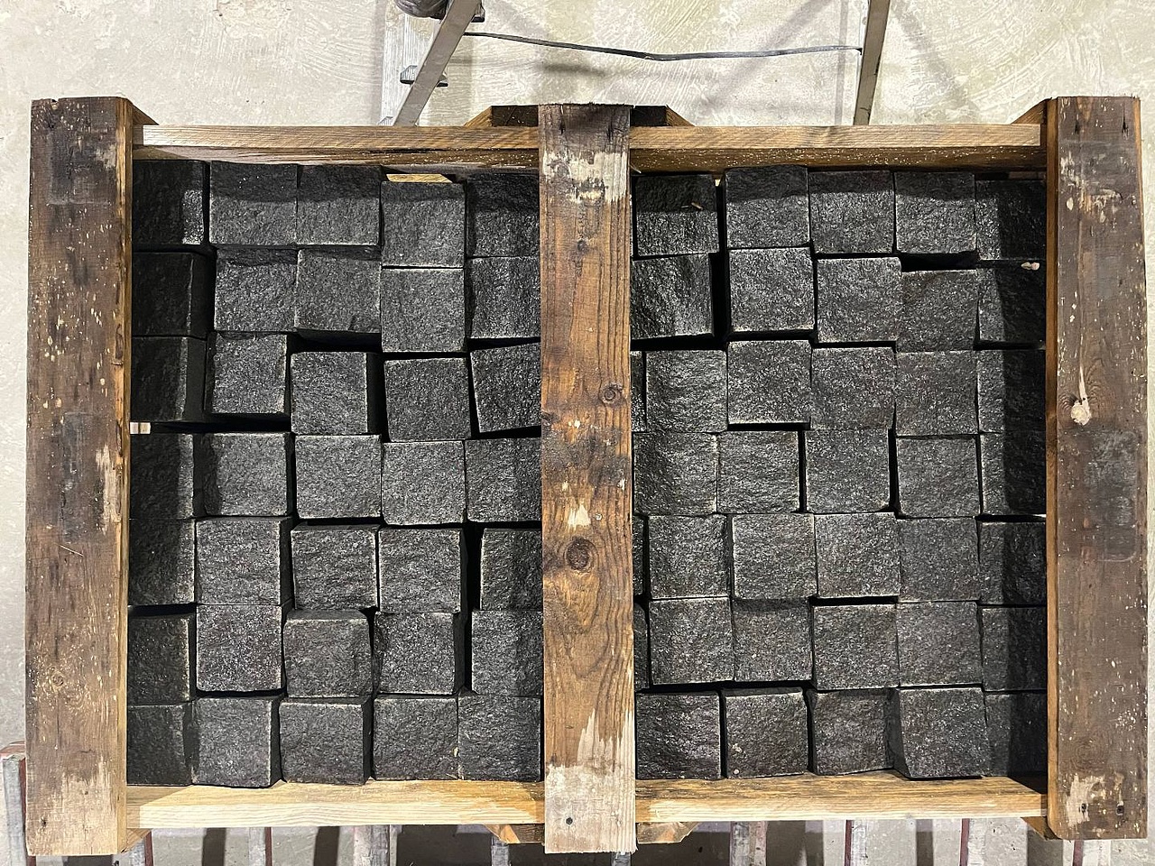 Изображение Брусчатка  (100х100х100 мм)/Гранит Dark Brown/Коричневый/Колото-пиленный