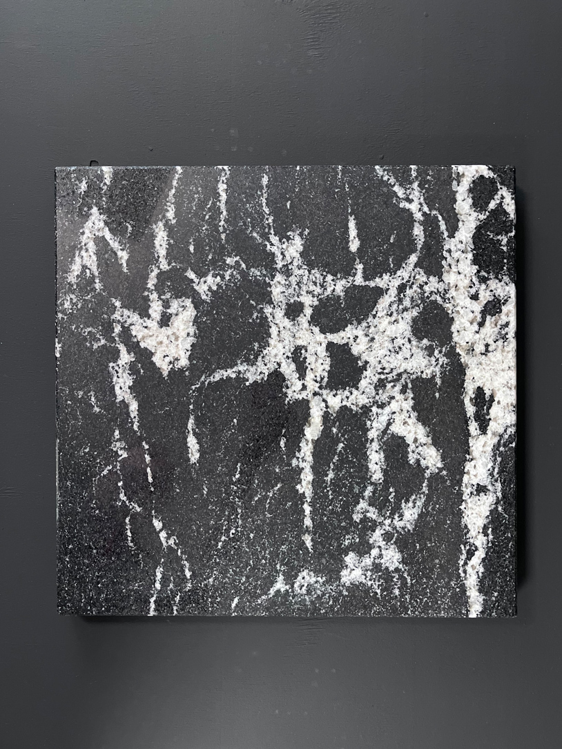 Столешница O3.1 (410х410х30 мм)/Гранит Гранатовый Амфиболит/Черный/Полировка - изображение 2