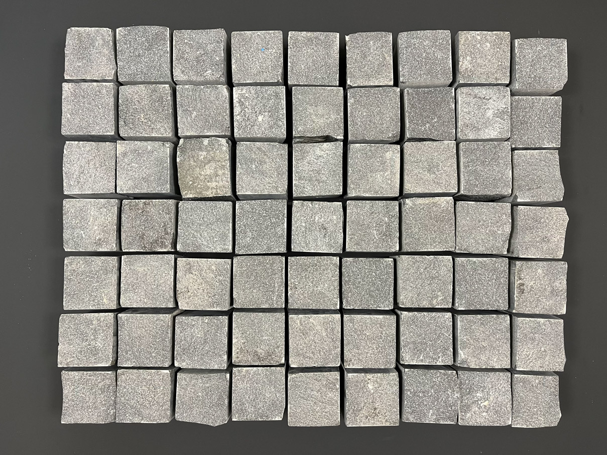 Изображение Брусчатка F2674 (100х100х100 мм)/Гранит Габбро/Черный/Колото-пиленный