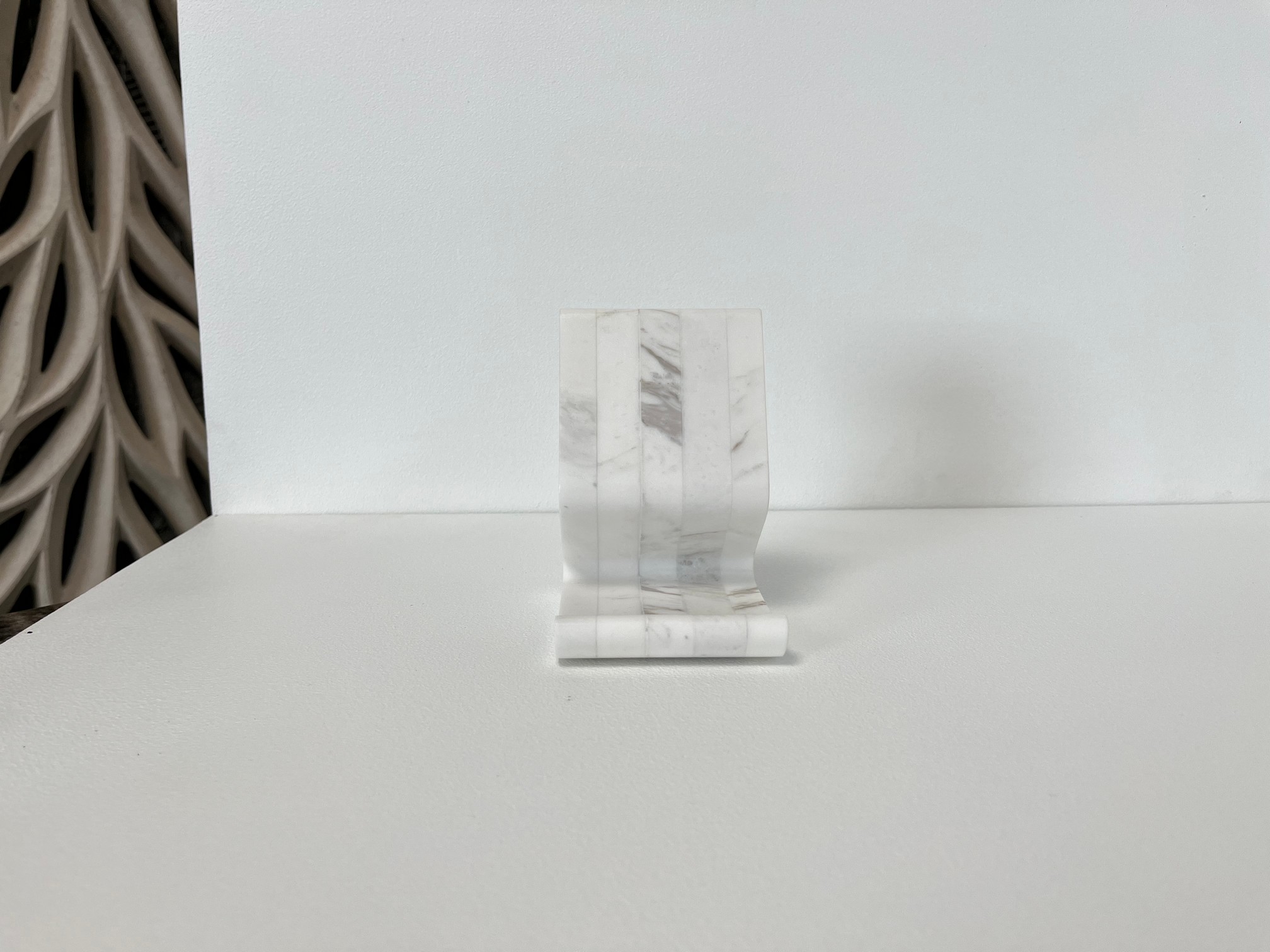 СПK Подставка под телефон (120х90х80 мм)/Мрамор Pirgon/Белый/Лощение - изображение 2