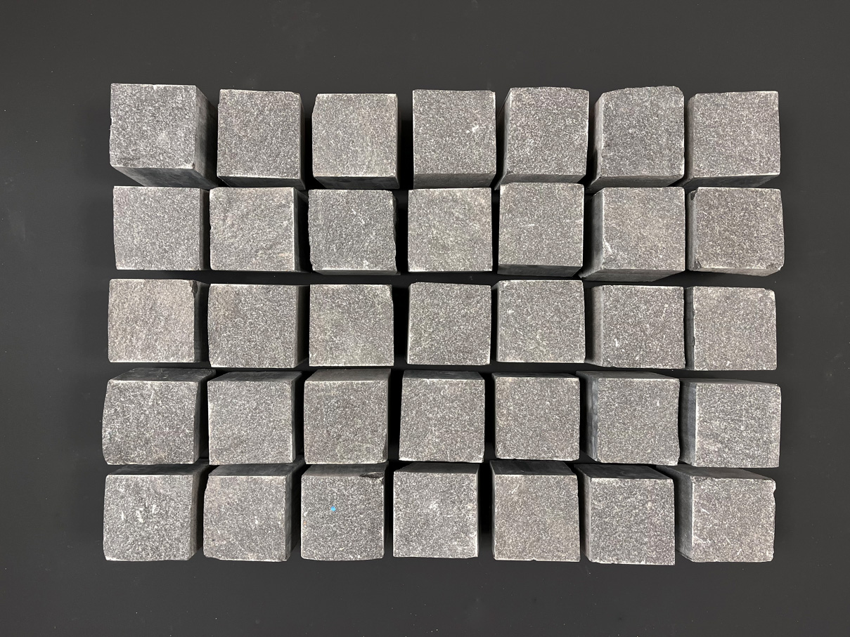 Изображение Брусчатка F2530 (100х100х100 мм)/Гранит Габбро/Черный/Колото-пиленный