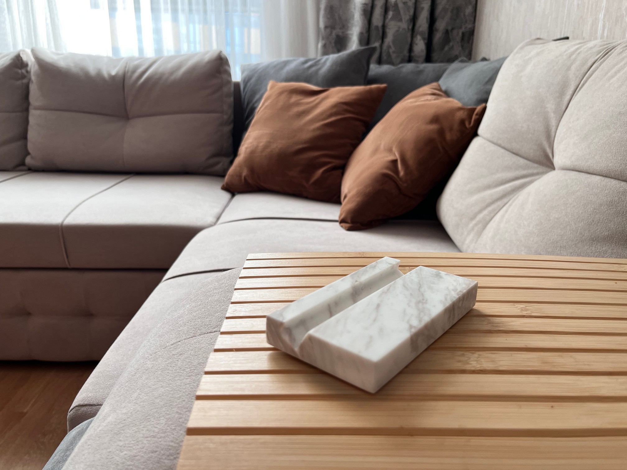 Изображение СПK Подставка под телефон прям (130х70х20 мм)/Мрамор Pirgon/Белый/Полировка