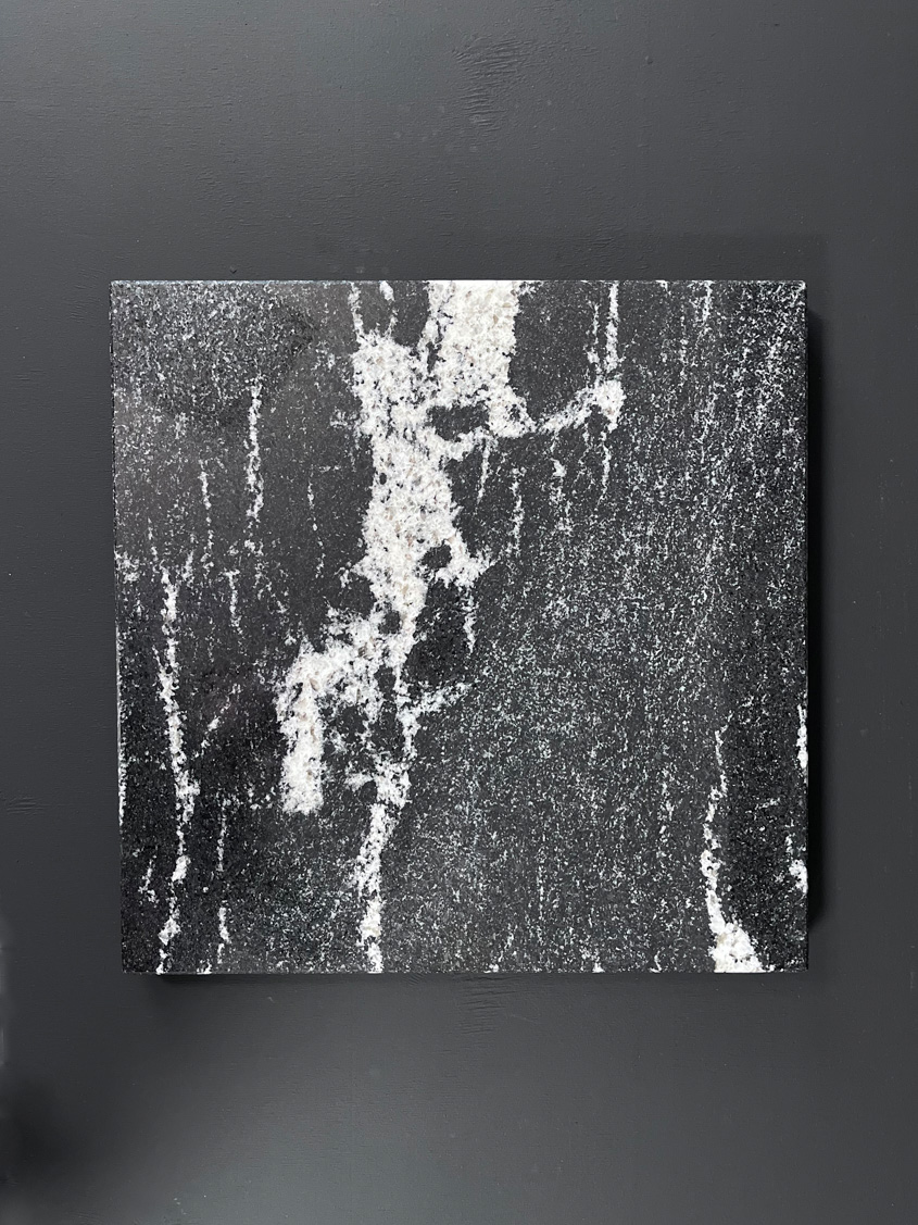 Столешница O3.2 (410х410х30 мм)/Гранит Гранатовый Амфиболит/Черный/Полировка - изображение 2