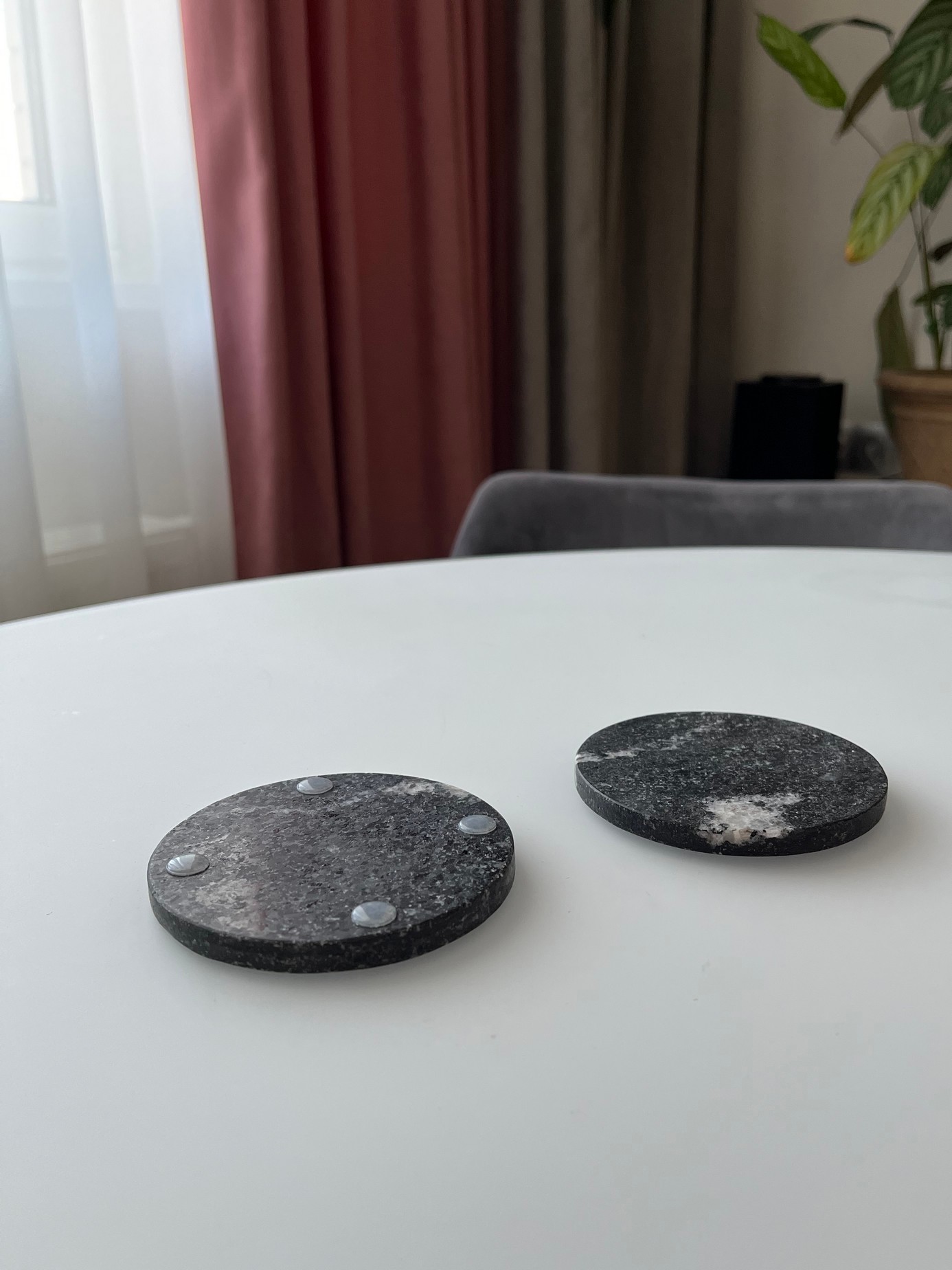 Изображение СПK Набор из 2х шт Подставка круглая (90х90х8 мм)/Гранит Гранатовый Амфиболит/Черный/Антик