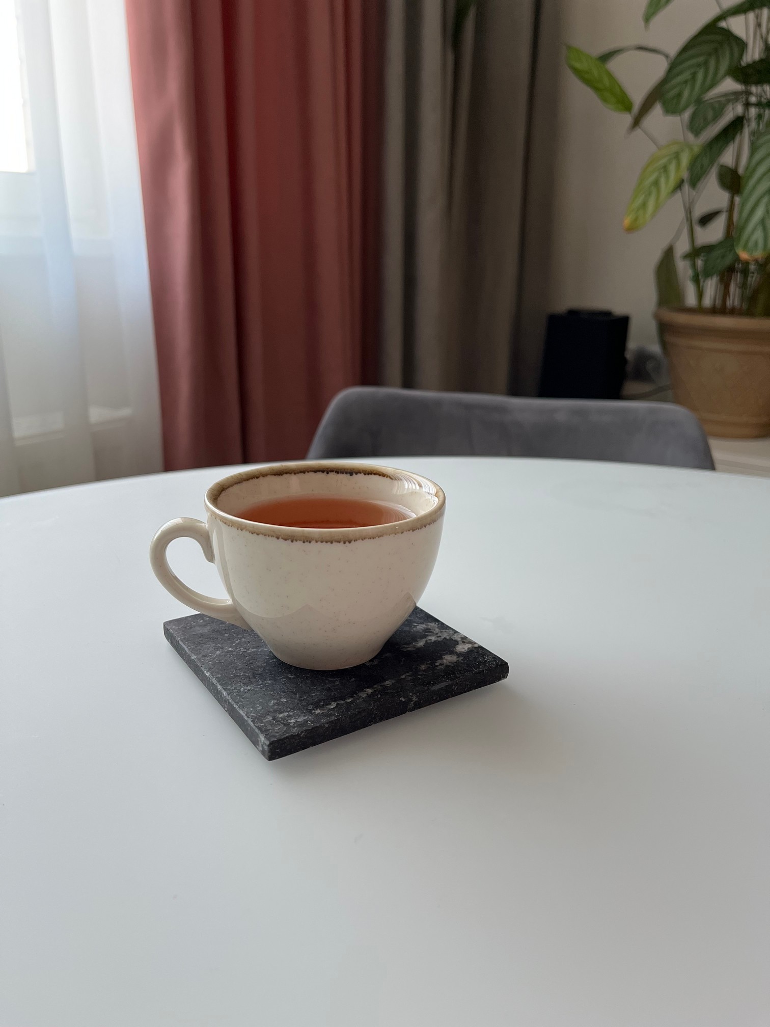 Изображение СПK Подставка квадратная (105х105х8 мм)/Гранит Гранатовый Амфиболит/Черный/Антик