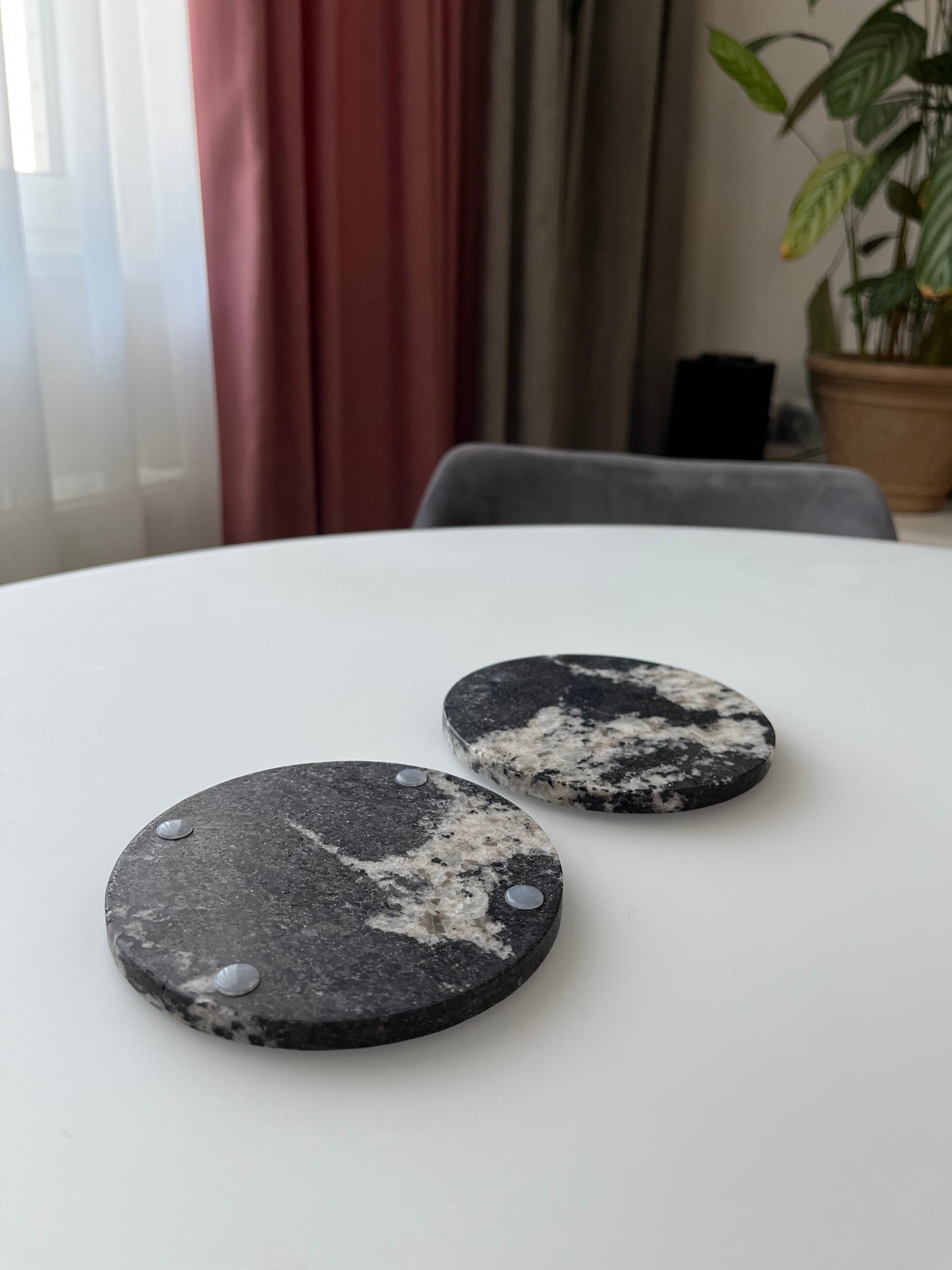 Изображение СПK Набор из 4х шт Подставка круглая (125х125х8 мм)/Гранит Гранатовый Амфиболит/Черный/Антик