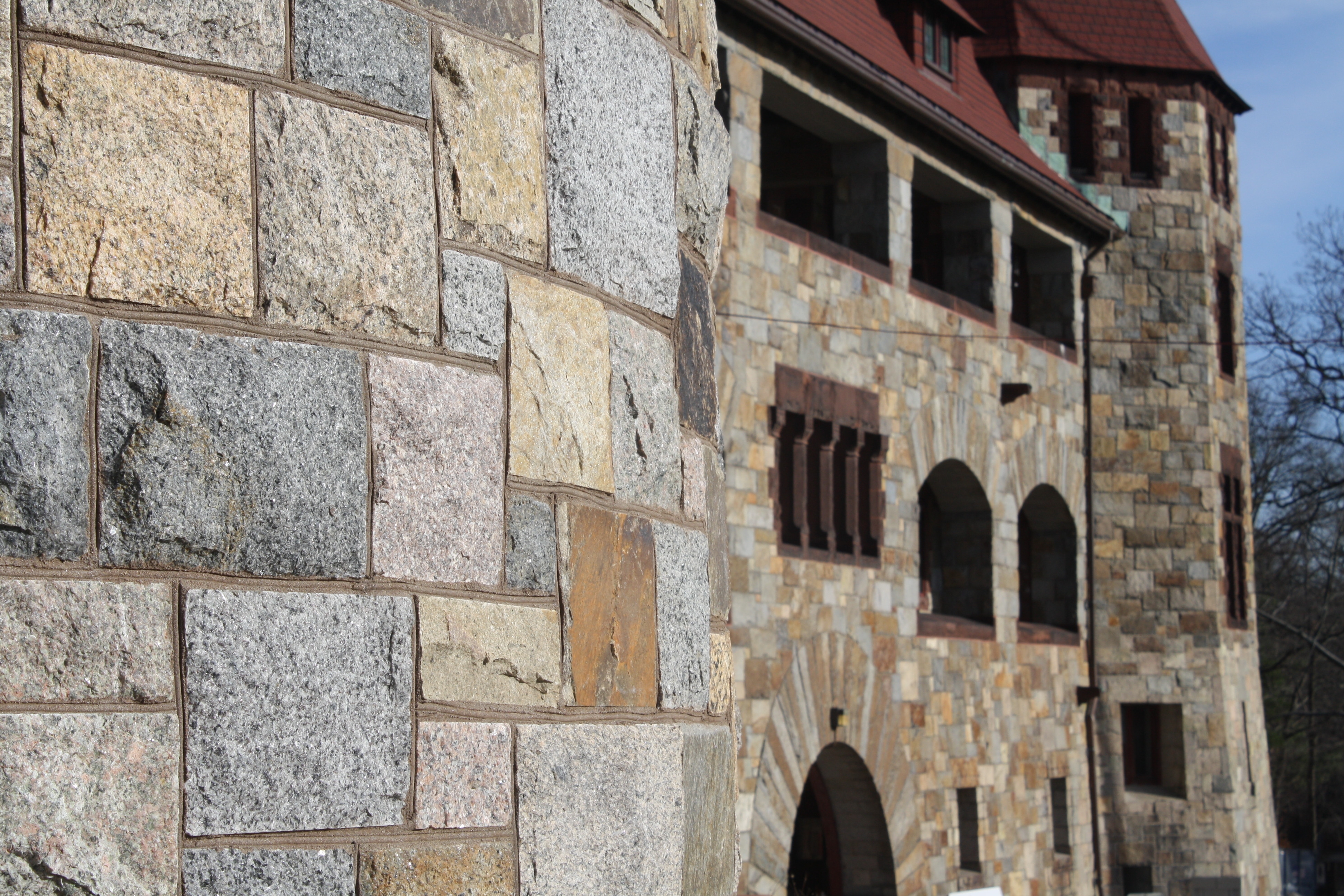 Фасадная отделка гранитом