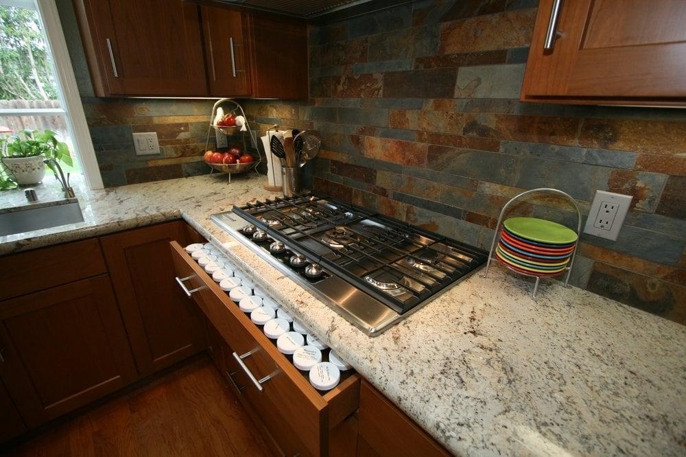 изделие из кремового гранита