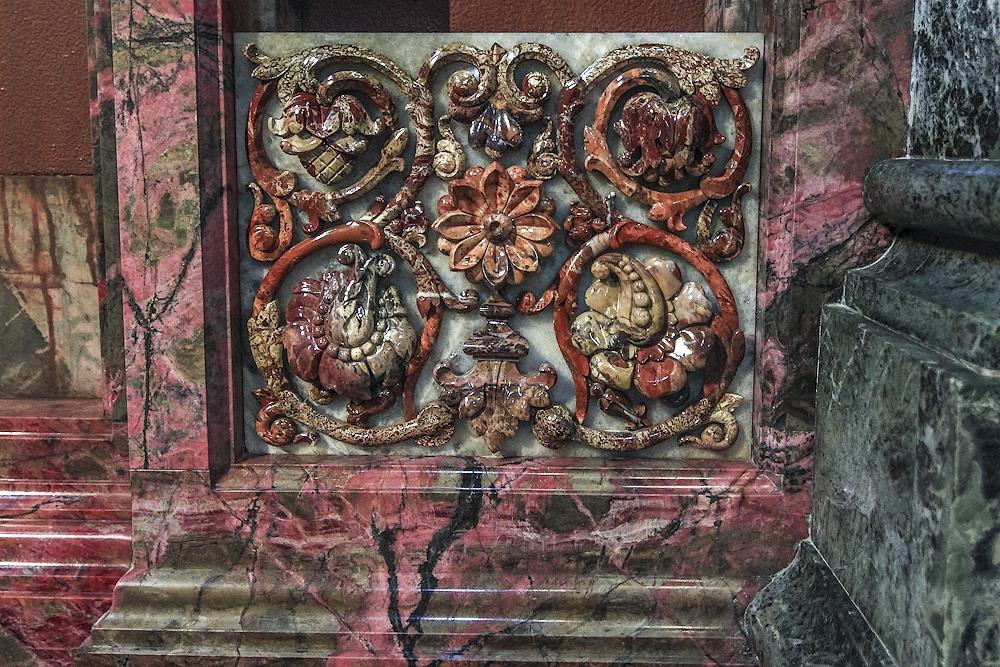 Родонит, яшма и серпентинит