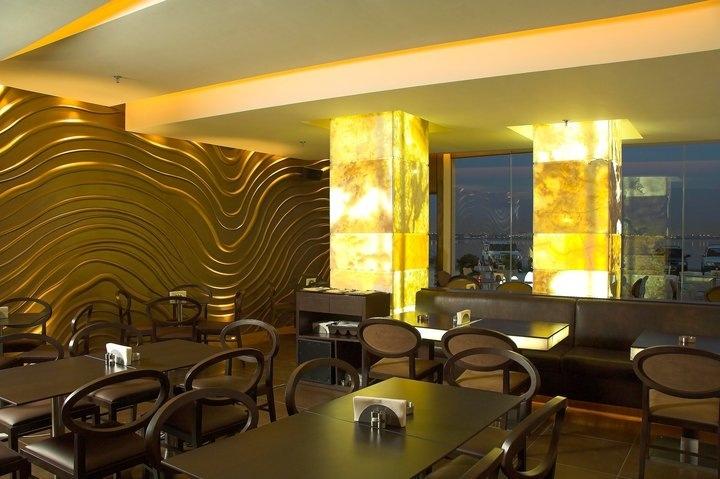 Колонны из камня в интерьере