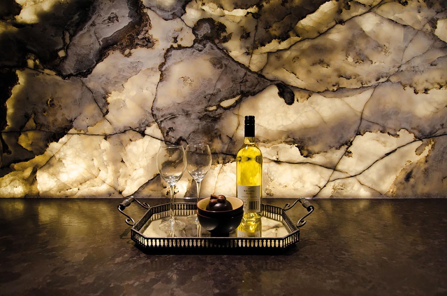 Стена из мраморного оникса