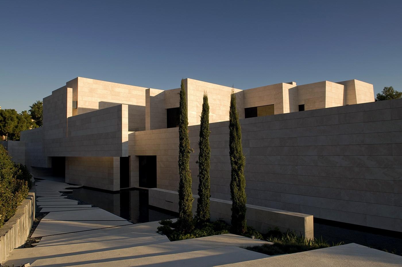 Фасад из травертина Отделка фасада травертина