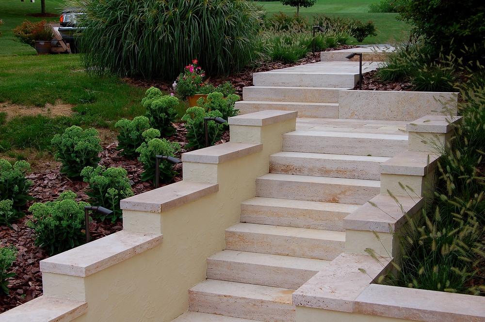 Лестница из травертина