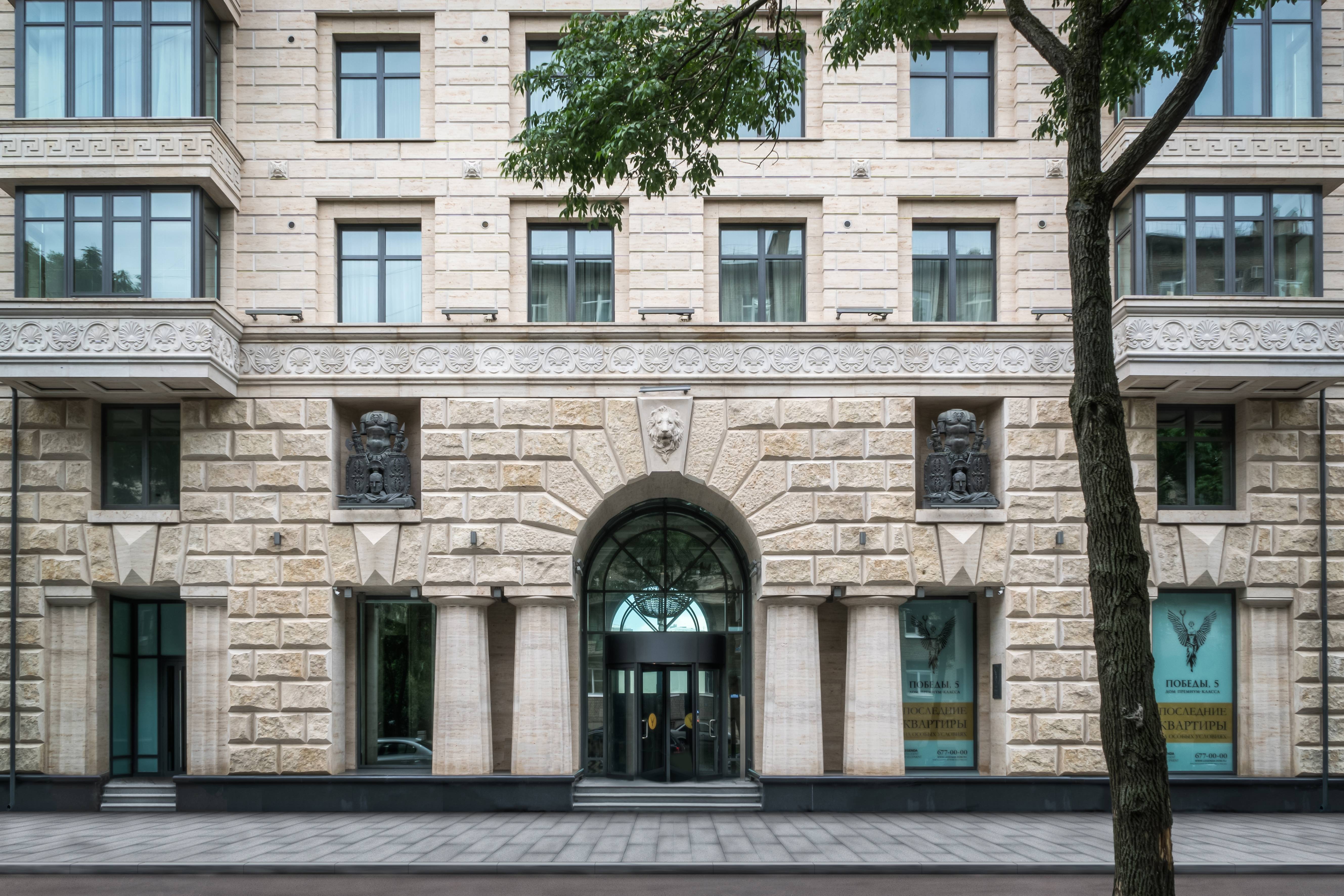 Фасад из известняка