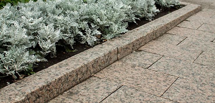 Мощение и бордюр из шлифованного гранита