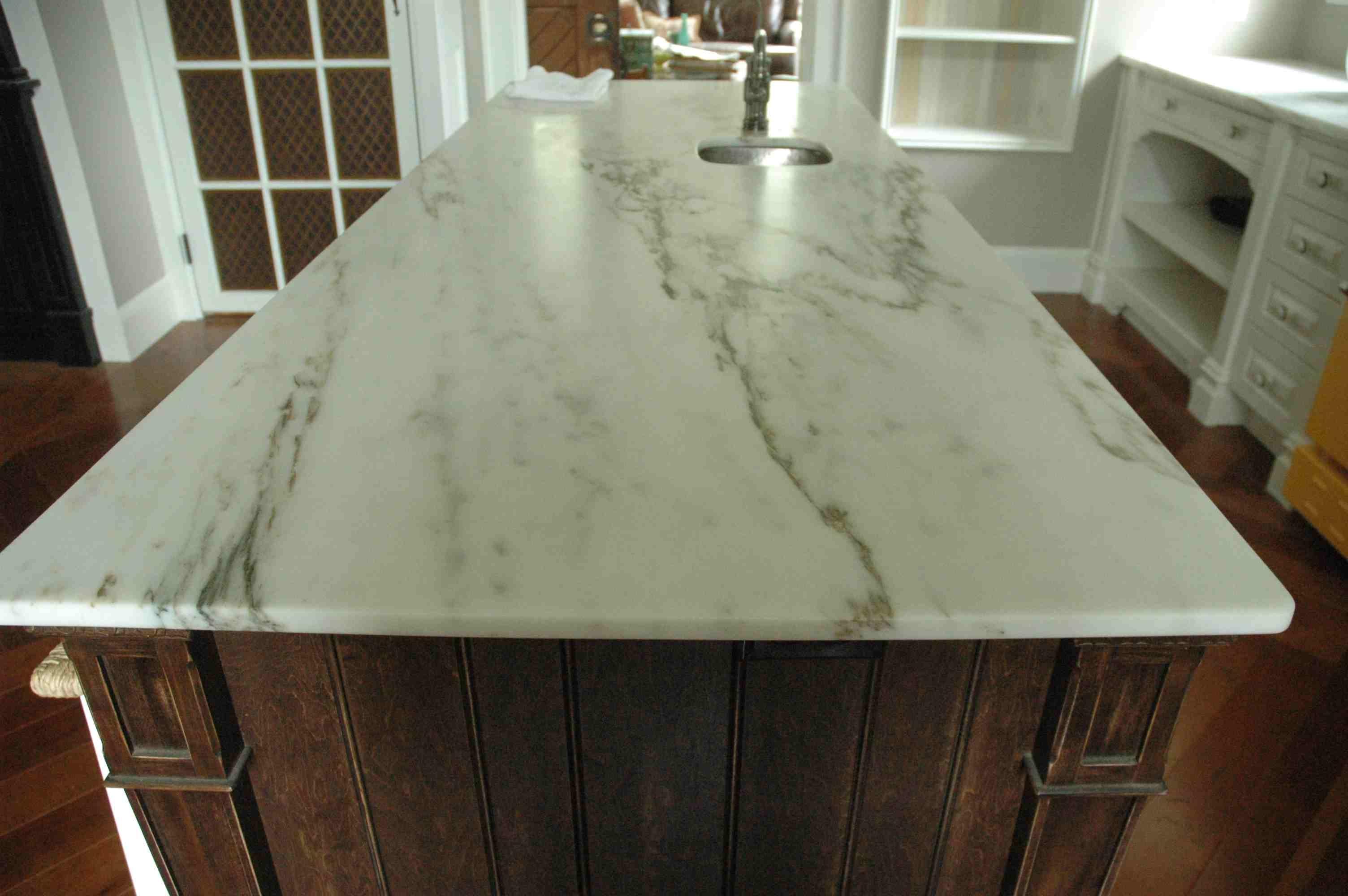 Лощеная столешница