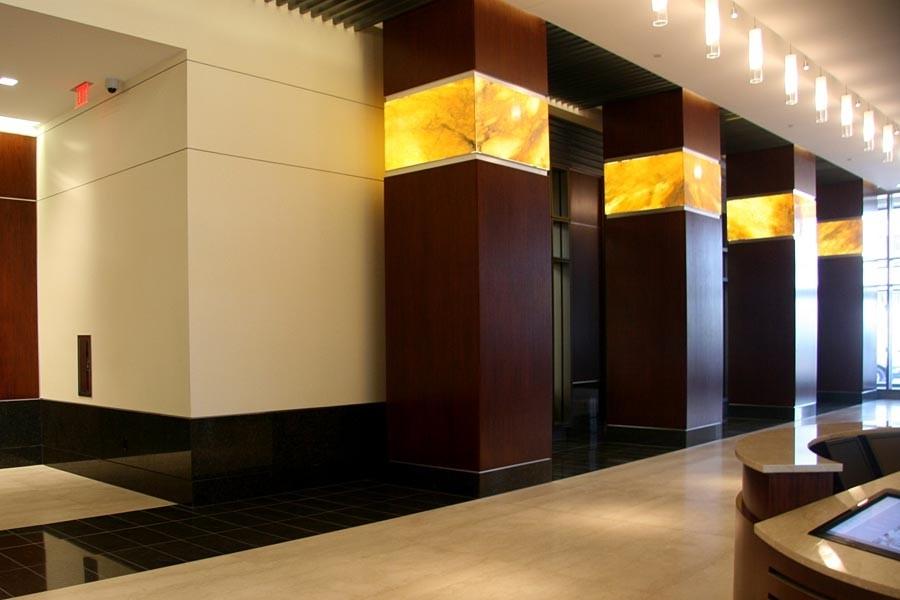 Колонны с ониксовыми сегментами Колонны с ониксовыми сегментами