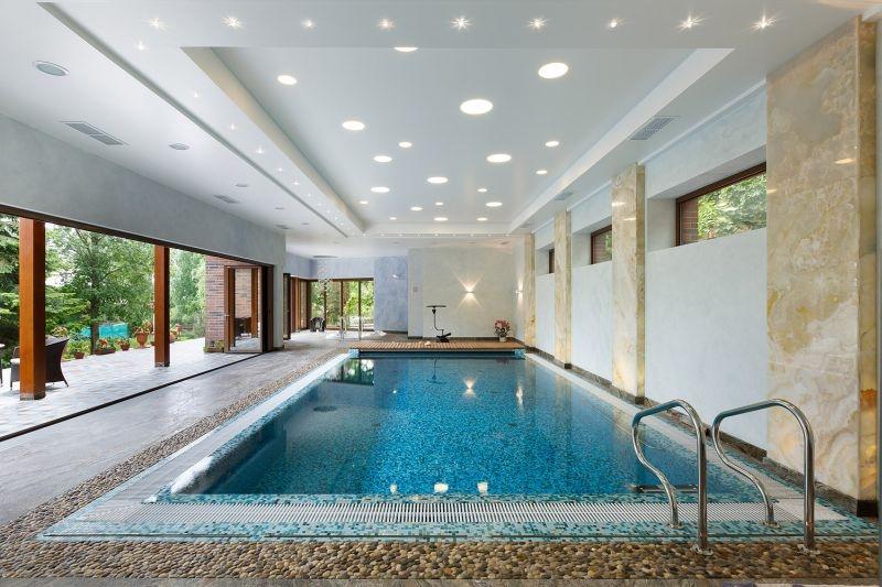 Подсвеченные пилястры в интерьере частного бассейна Подсвеченные пилястры в интерьере частного бассейна