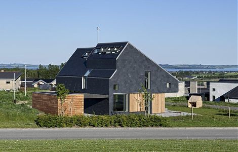 Фасад, облицованный черным сланцем