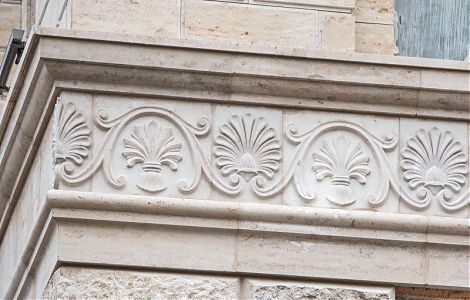 Цветочный фриз на фасаде