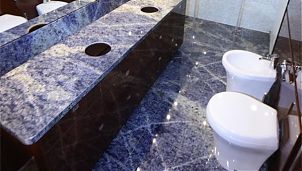 Ванная комната в уникальном синем граните Azul Bahia