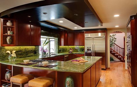 Отделка кухни ярко-зеленым кварцитом Verde Bamboo