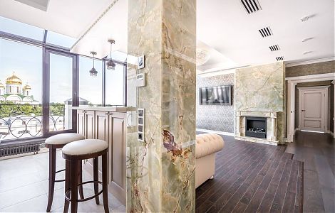 Светло-зеленый оникс в интерьере гостиной 