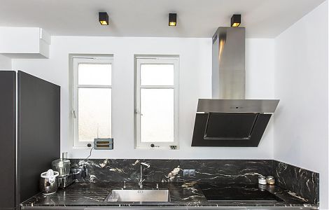 Отделка кухонной рабочей зоны гранитом Black Cosmic