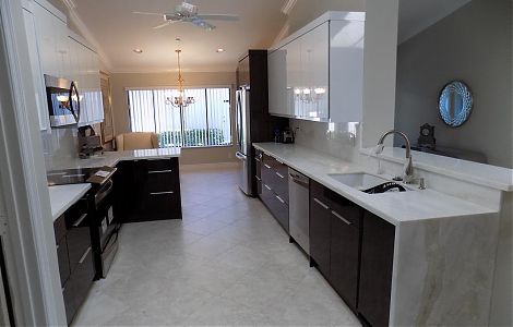 Мрамор Bianco Namibia в отделке кухонной зоны