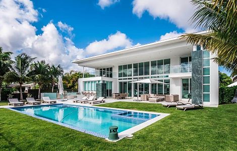 Фасадные панели из зеленого мрамора в стиле хай-тек