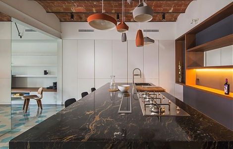 Стильная столешница из черного гранита Black Forest