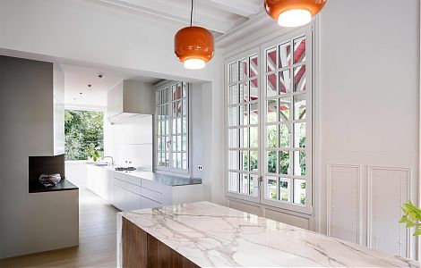 Стол-остров, облицованный мрамором Calacatta Gold