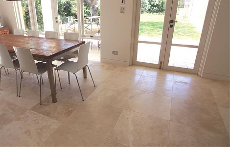 Отделка пола в загородном доме лощеным травертином