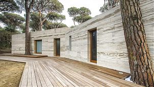 Травертин на фасаде